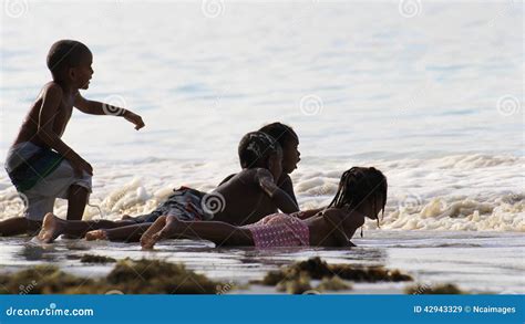 kinderen op het strand redactionele stock afbeelding image  gelukkig