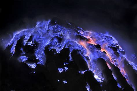 Video incredibile: il vulcano indonesiano che erutta lava blu