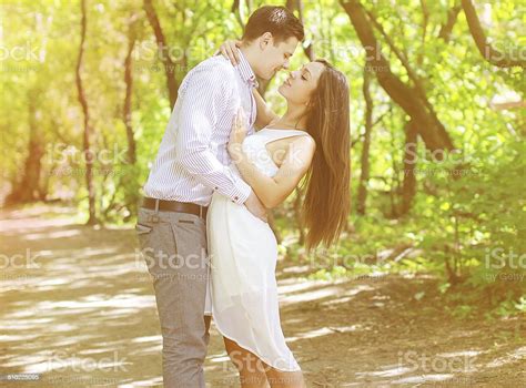 photo libre de droit de jolie jeunes adolescents couple en amour baiser