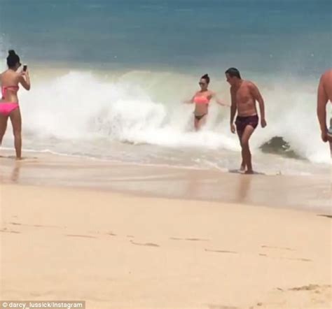 Woman Wiped Out By Wave Posing For Perfect Bikini Shot Daily Mail Online
