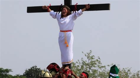 Pics Filipinos Celebrate Easter With Mock Crucifixion Flogging