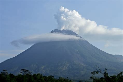 Indonesias Merapi Volcano Spews Hot Clouds 500 Evacuate – Courthouse