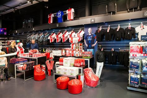 de winkelbinnenland van de ajax fotball club op de arena van amsterdam nederland redactionele