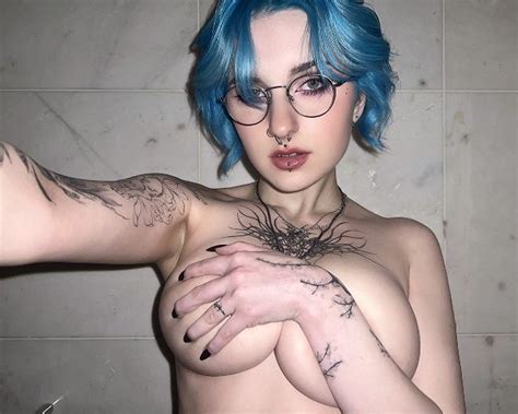 lyra crow covering her tits quui