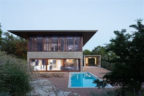 dramatic roof  board formed concrete   texas residence cool architecture house