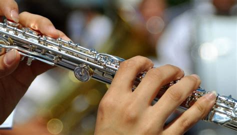 hold  flute learn flute  flute lessons  learning beautifully  fast