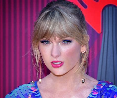 taylor swift biography facts childhood family life achievements