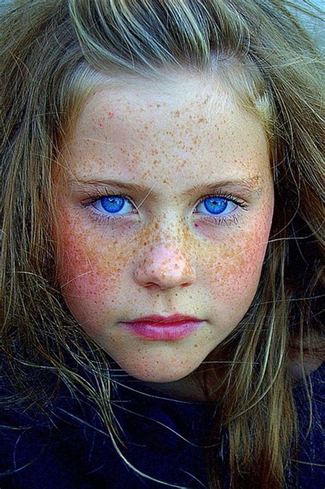 Deep Blue And Freckles ~ Astounding Gözler Yüzler Portre