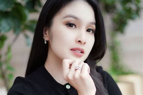 Ootd Bergaya Kasual Intip Harga Total Outfit Sandra Dewi Yang Mewah
