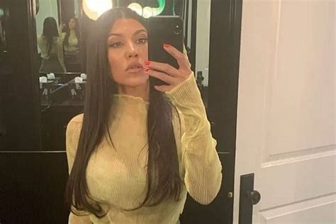 kourtney kardashian exibe elegância e impressiona fãs ao posar de gola