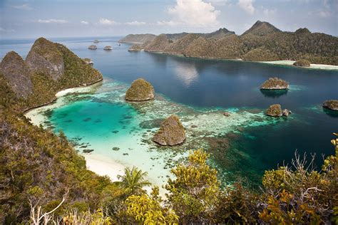 indonesian papua raja ampat  heaven  earth