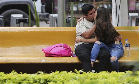 omg couples in mexico allows to have sex on street unless someone complains aaj ki khabar