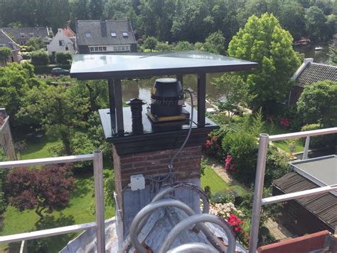 rookgasventilator met op maat gemaakte schoorsteenkap geplaatst op bestaande schoorsteen