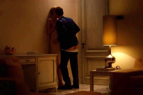 The Night Manager Bbc1 Tom Hiddleston Showed His Bottom