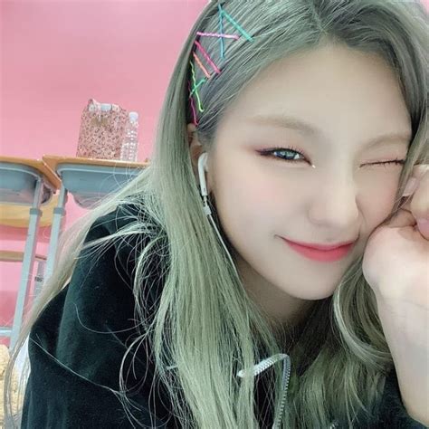 Itzy S Yeji Shows Off Lovely Selfies With Colorful Hair