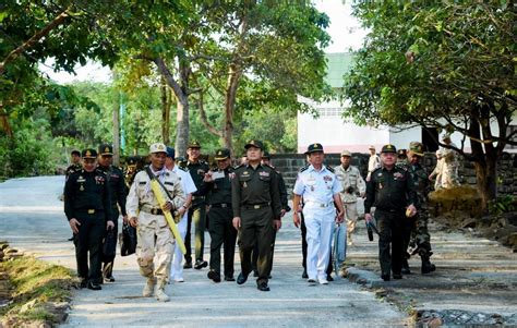 army commander visits troops standing  islands  celebrate khmer