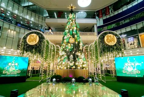 christmas decor  malls  public spaces  metrostyle