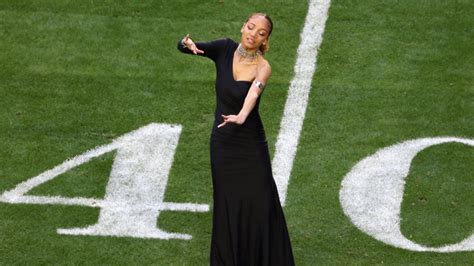 Philadelphia Asl Performer Justina Miles Goes Viral During Rihanna S