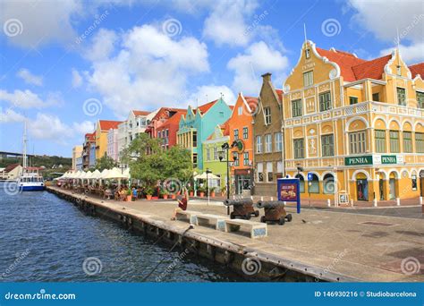 de kleurrijke gebouwen van de waterkant  het historische district punda van willemstad op