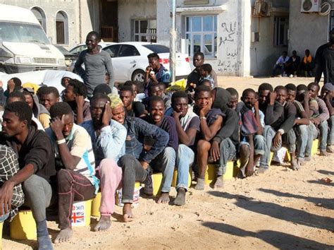 italy fears migrant wave as 15 000 reach its shores this week