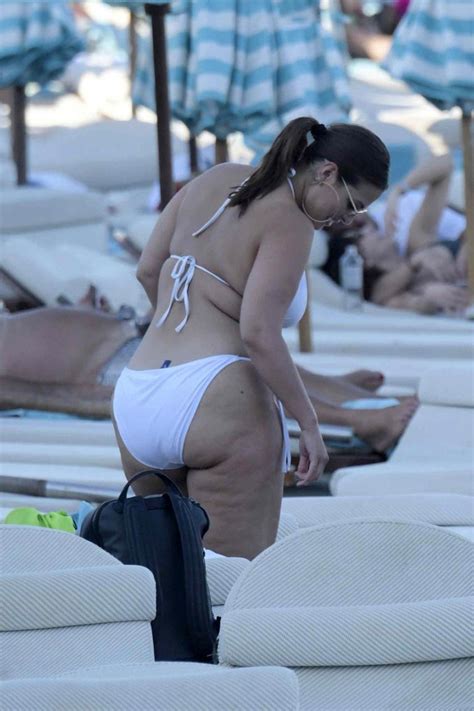 Ashley Graham Bikini Bottom Looks Like She S Wearing A