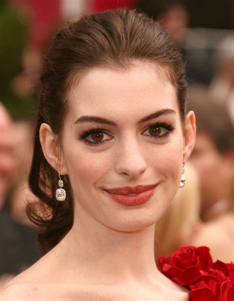 Anne Hathaway 16 Sexy Pouts Thatll Make You Forget About Kylie
