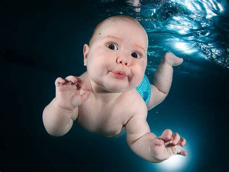 chistosas fotos de bebes bajo el agua