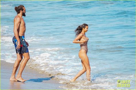 Victoria S Secret Angel Lais Ribeiro Has A Beach Day With