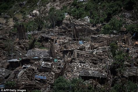 Nepal Earthquake Nears 8 000 As 60 Bodies Recovered From Langtang