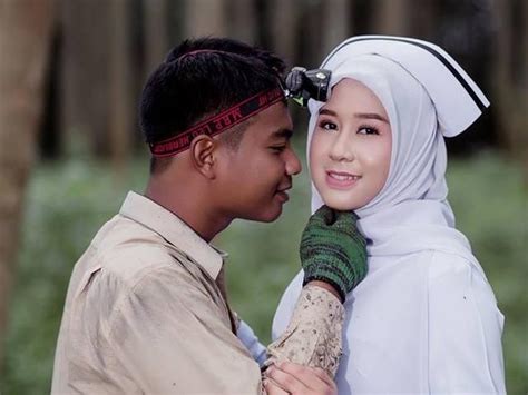 cinta tak pandang status prewedding perawat cantik dan penyadap karet viral