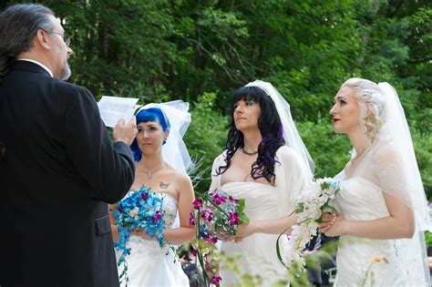 oh wow 3 women tie the knot in world s first trio lesbian wedding