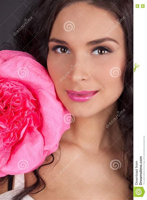 sexy jonge vrouw met roze lippenstift stock foto
