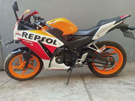 jual motor honda cbr     jawa barat manual sport bike orange rp