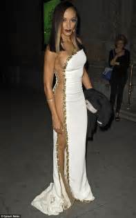 selita ebanks looked stunning in a long white gown