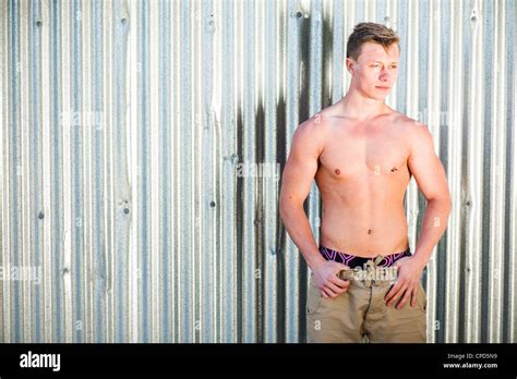 eine 19 jährige teenager junge mann person nackten oberkörper stand