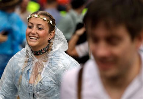 Beer Flowing In Munich Thousands Head To Oktoberfest Wpde