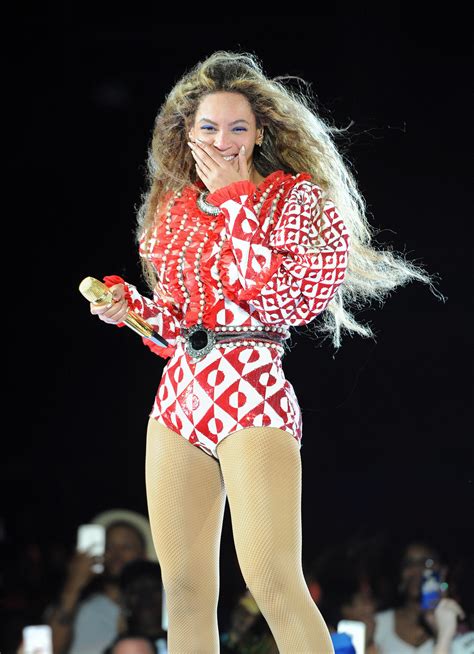 beyonces outfits  formation    miami glamour