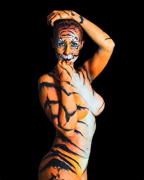 pintura corporal elaborada para campanha publicitária da técnica de camuflagem de estrias tiger