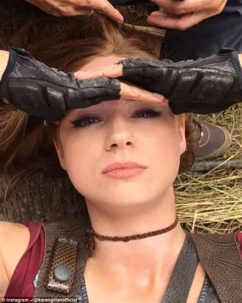 karen gillan poses with two identical stunt doubles on the set of
