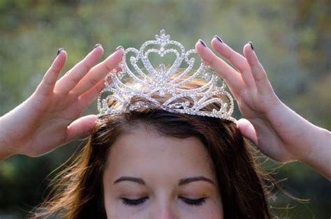 Tiara Vs Crown What’s The Difference Jewelry Guide