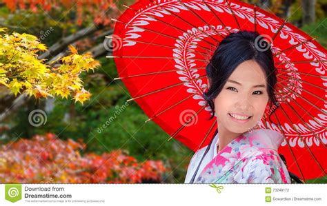 Japanische Frau In Einem Japanischen Garten Im Herbst Stockfoto Bild