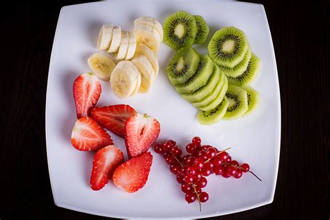 foto bananen erdbeeren kiwifrucht meertruebeli obst teller das essen
