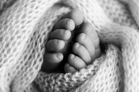 Yenidoğan Bacaklarının Fotoğrafı Yün Izole Arka Plan Ile Kaplı Bebek