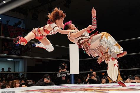 mayu iwatani  takumi iroha compete   womens pro wrestling stardom  koraku