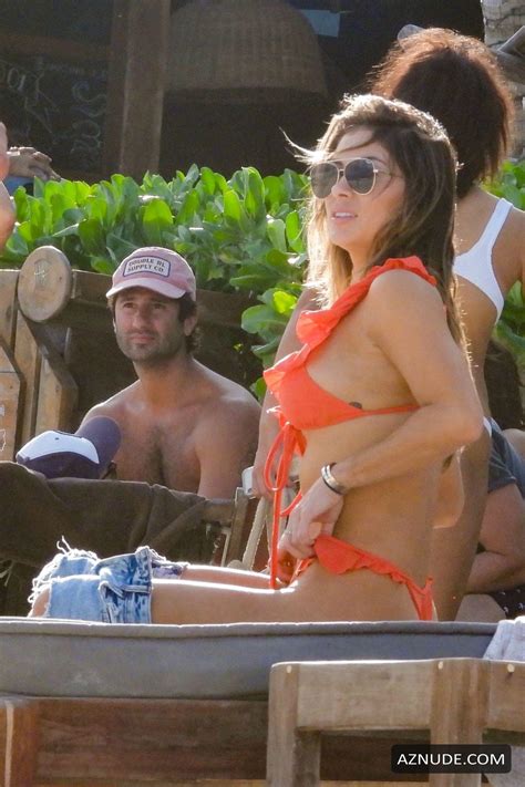 arianny celeste shows off her bikini body while doing a