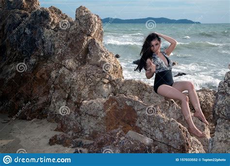 mooie aziatische vrouw in een zwempak dat op het strand