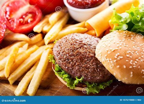 hamburger met frieten stock foto image  niemand klassiek