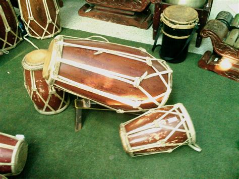 alat musik tradisional  yogyakarta gambaran
