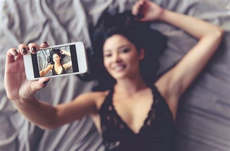 6 Tips For Taking Sexy Selfies