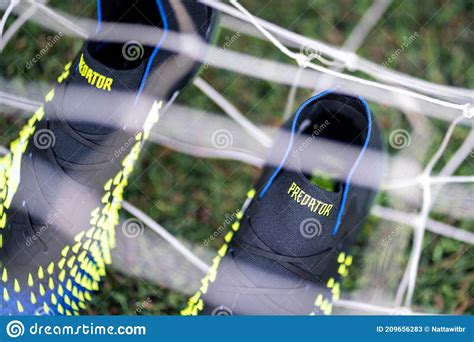 adidas predator freak nieuwe voetbalschoenen   redactionele stock foto image  toestel